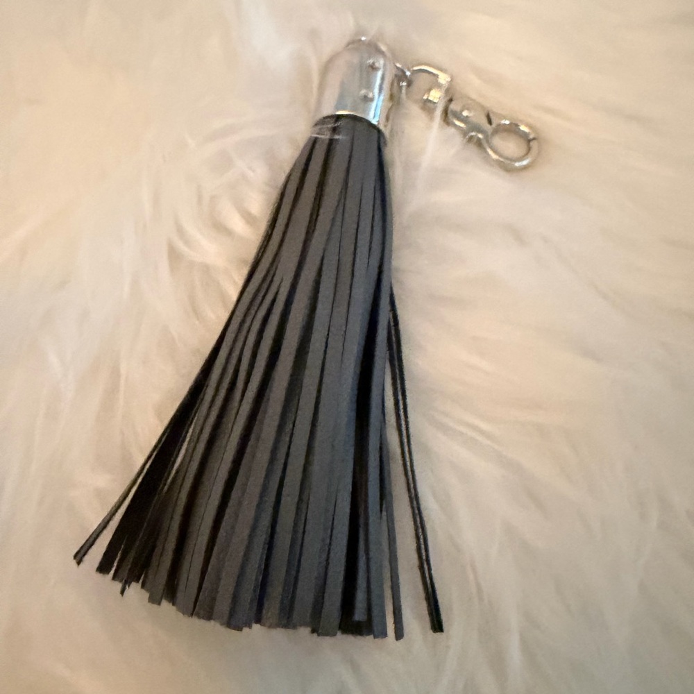 Bolsetta Universal Charging Tassels for Apple & Android Grey